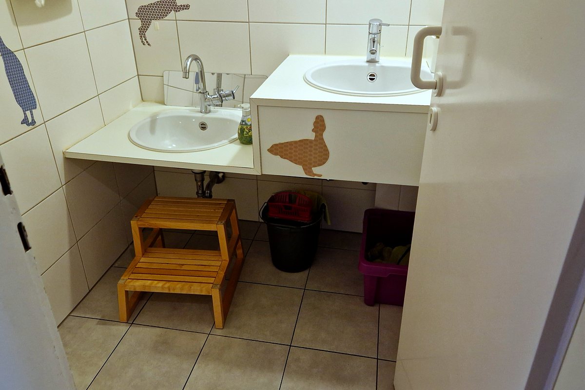 Separater Waschraum mit einem Waschbecken für Kinder und einem für Erwachsene.